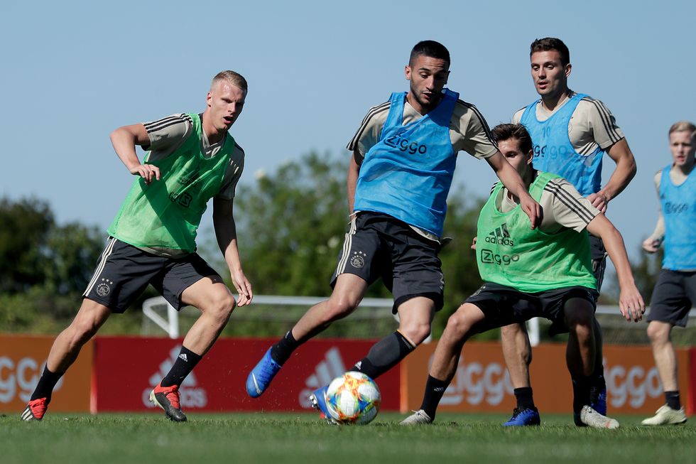 mitchel bakker links op een training van ajax, met ﻿hakim ziyech, ﻿victor jensen, dusan tadic en donny van de beek﻿