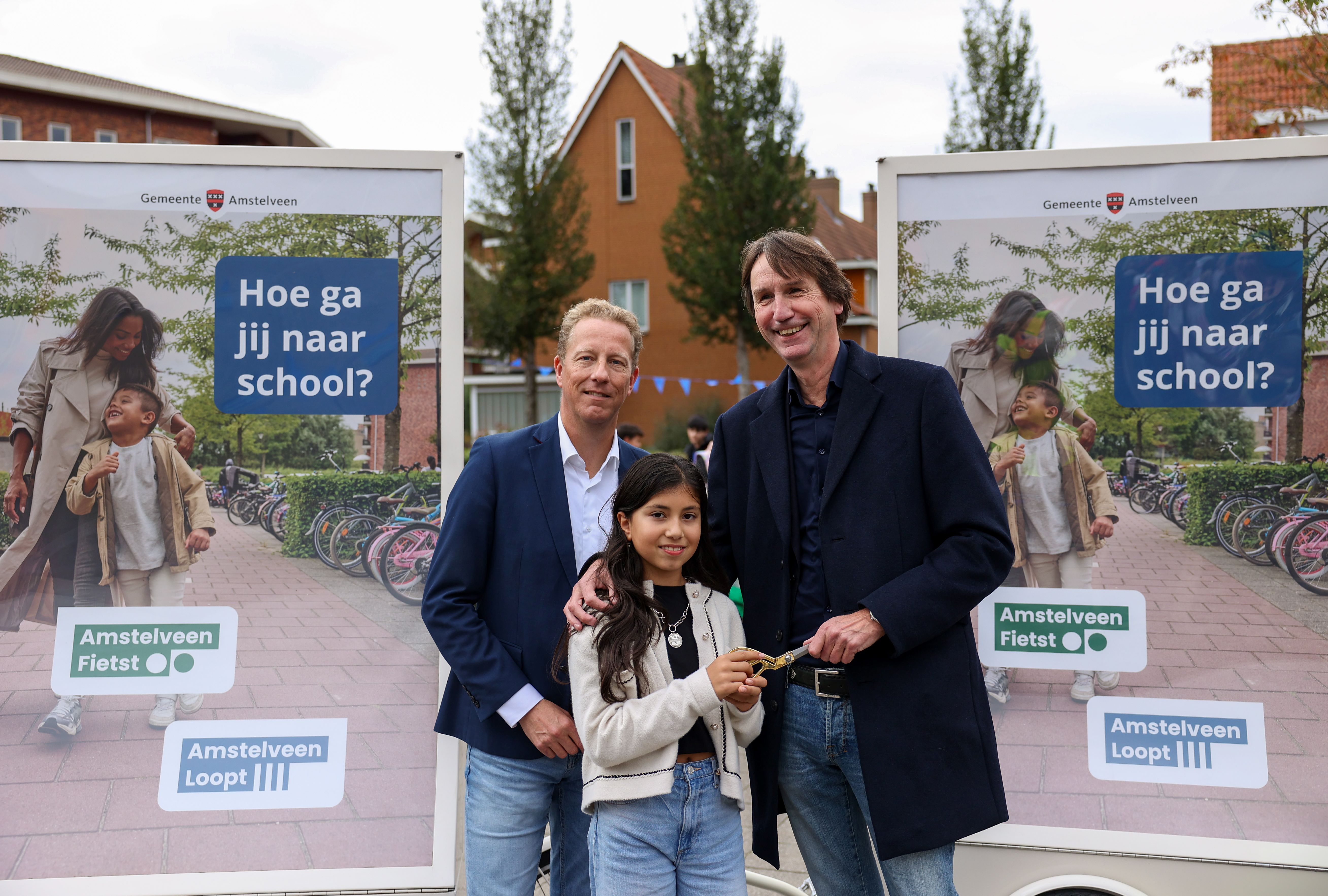 168 17102024 Wethouders Frank Berkhout en Herbert Raat met kinderburgemeester Velorisa bij de aftrap van de verkeerscampagne0.jpg