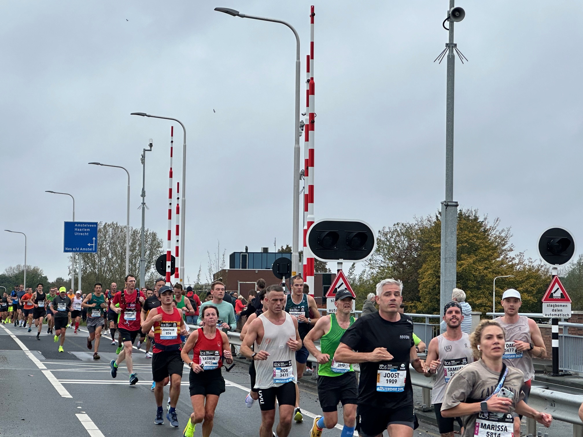 marathon amsterdam 2024 brug ouderkerk amstelveen (2).jpg